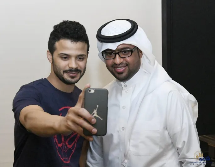 شاب سعودي يوثق بكاميرته عادات وتقاليد مثيرة للاهتمام في 30 دولة (صور)