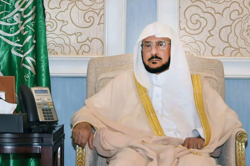 موقف إنساني لوزير الشؤون الإسلامية.. تأثر لبكاء حاجة نيوزيلندية (فيديو)