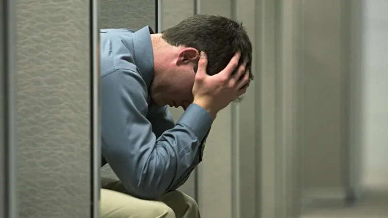 يؤثر سلبا على صحتك.. كيف تتعامل مع وفاة أحد زملائك في العمل؟