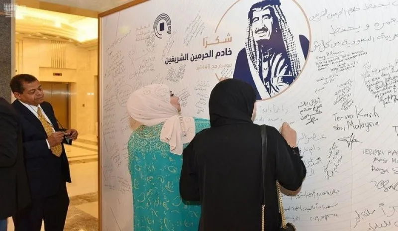 مشاعر صادقة وعبارات مؤثرة.. 300 إعلامي يدونون في جدارية "شكرا الملك سلمان" 