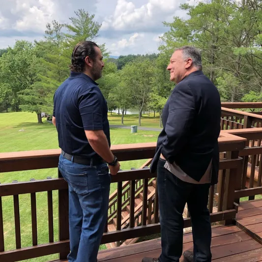 سعد الحريري يستضيف وزير الخارجية الأمريكي في مزرعته الخاصة بواشنطن (فيديو)