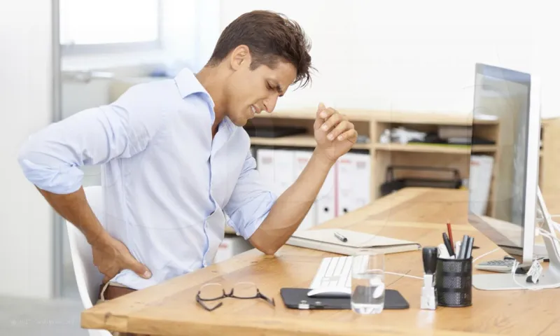 "الصحة" توضح طريقة الجلوس الصحيحة لتجنب آلام الظهر والمفاصل