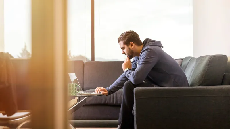 "الصحة" توضح طريقة الجلوس الصحيحة لتجنب آلام الظهر والمفاصل