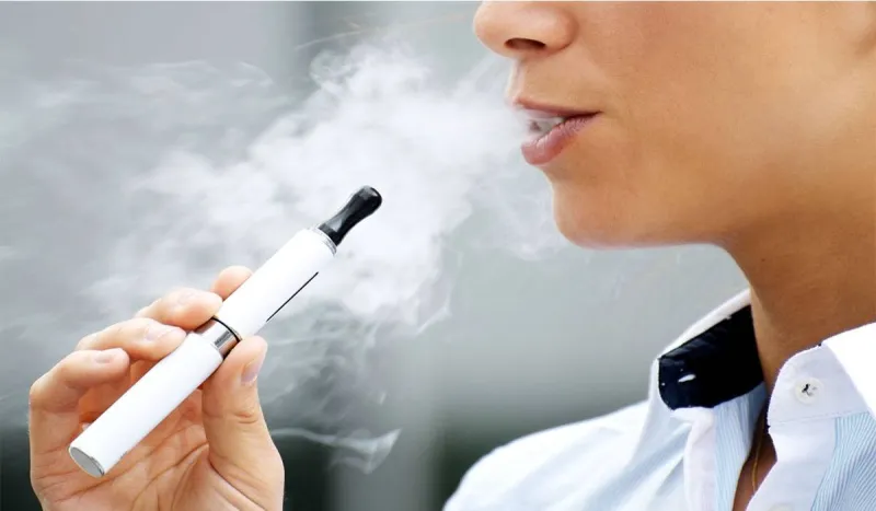 احذر.. السجائر الإلكترونية تقتل شخصا وتصيب العشرات بمرض غريب