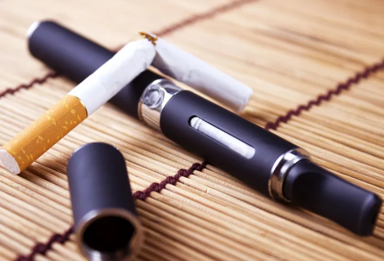 احذر.. السجائر الإلكترونية تقتل شخصا وتصيب العشرات بمرض غريب