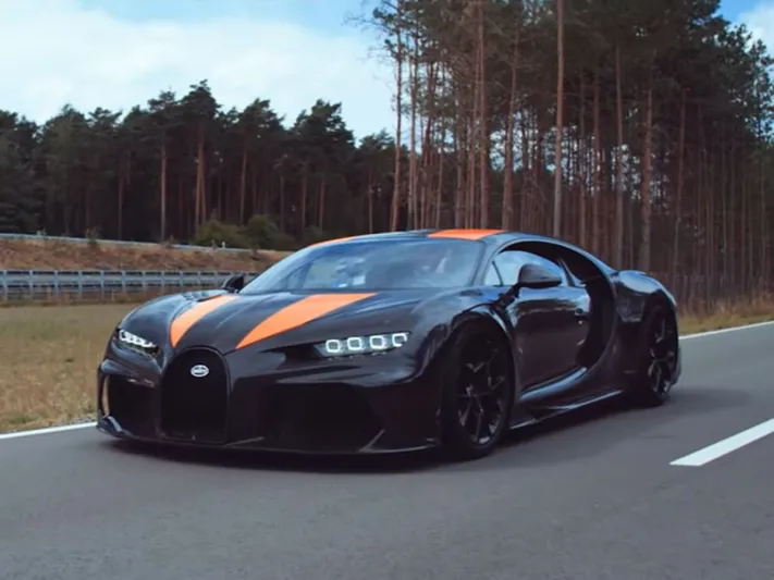 بوجاتي شيرون تحطم الرقم القياسي في السرعة.. هل تقدر على قيادتها؟ (فيديو)