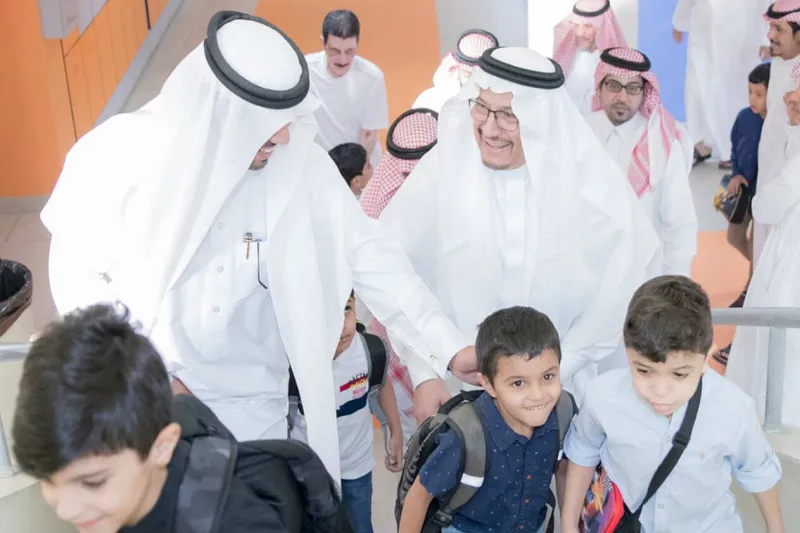 براءة ومودة.. كيف رد وزير التعليم على طفل منحه المال مقابل الحلوى؟ (فيديو)