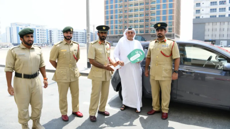 مواطن التزم بقواعد المرور في دبي فمنحته السلطات سيارة " هيونداي" هدية