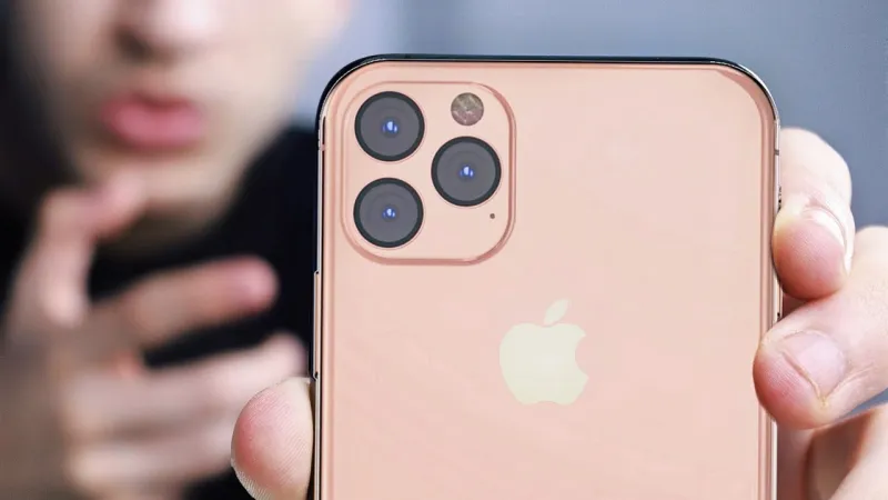 هواتف آيفون 11.. كاميرا ثورية بعدسة ثلاثية ورواد تويتر: «يا رب هدية»
