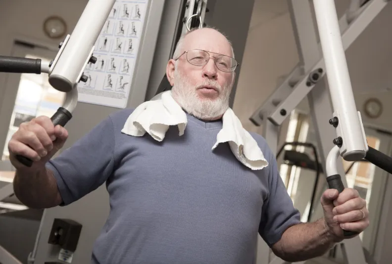 رغم الرجيم.. لماذا يزيد الوزن مع التقدم في السن؟