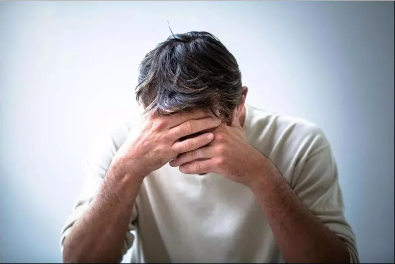 "حقيقة مرة" تستدعي العلاج حالاً.. اكتئاب ما بعد الولادة يصيب الأب أيضاً 