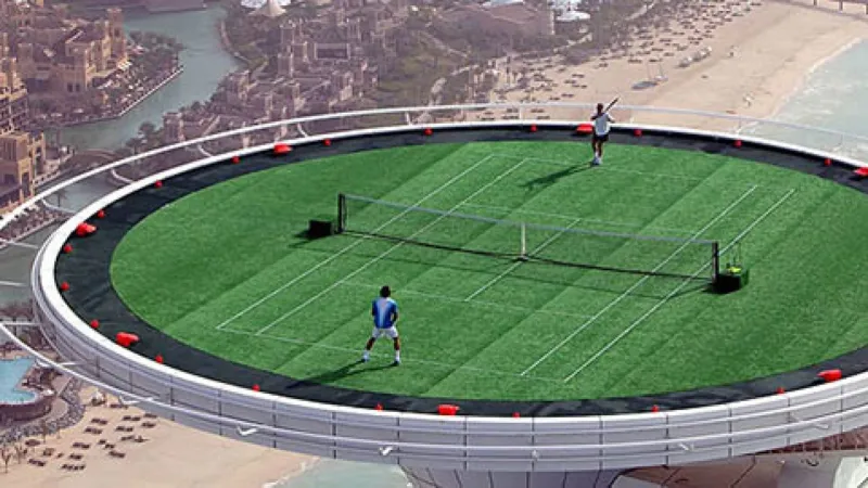 كعكة بمليون دولار وملعب في الهواء.. أشياء غريبة تجذب بها دبي زائريها 