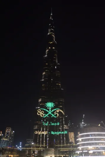 مفاجأة من برج خليفة لزائريه السعوديين احتفالًا باليوم الوطني الـ89 (فيديو)