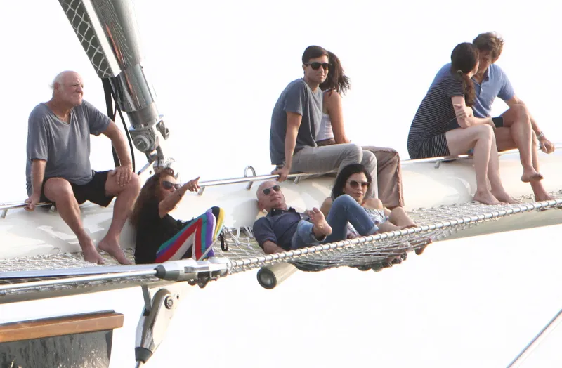 شاهد| استمتاع بطريقة خاصة بين جيف بيزوس وصديقته هذا الصيف؟