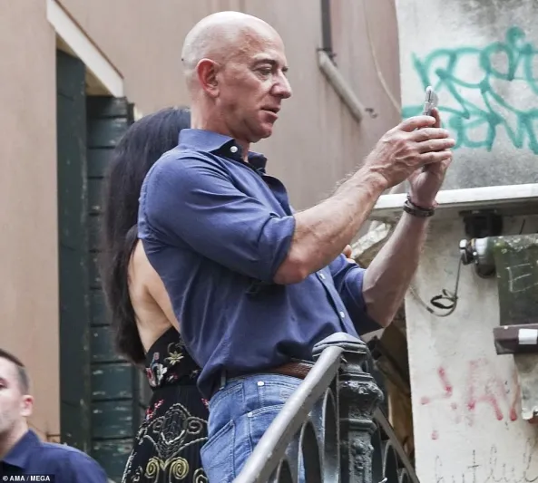 شاهد| استمتاع بطريقة خاصة بين جيف بيزوس وصديقته هذا الصيف؟