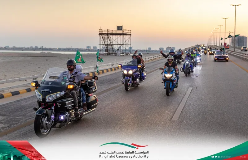 بـ 250 سيارة.. احتفال مميز على جسر الملك فهد باليوم الوطني السعودي (فيديو)