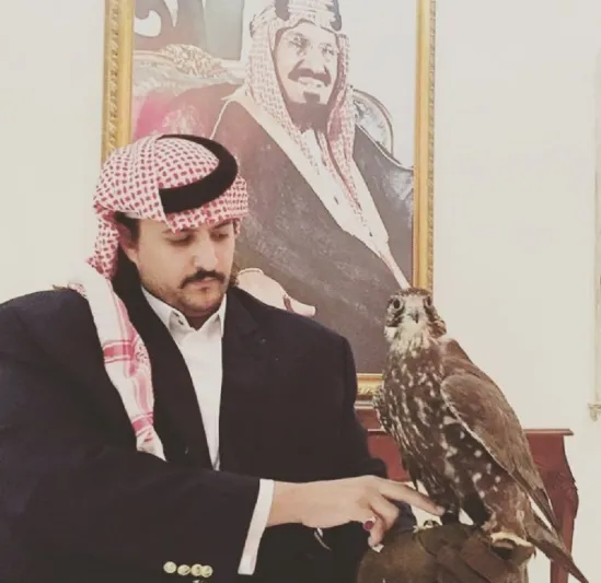 الأمير ناصر بن نواف يحتفل باليوم الوطني في الصحراء (فيديو)