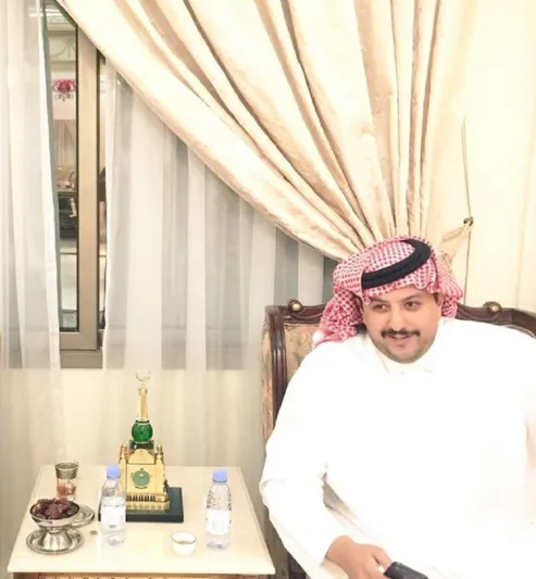 الأمير ناصر بن نواف يحتفل باليوم الوطني في الصحراء (فيديو)