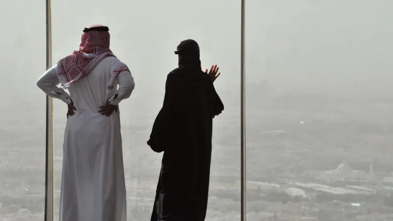 اعتداء رجل على امرأة في شارع بالمملكة يثير جدلًا واسعًا (فيديو)