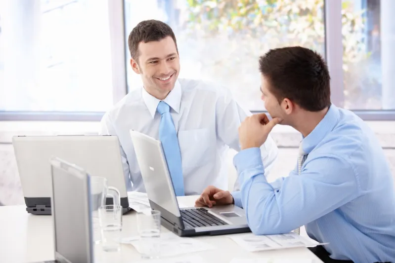 يؤثر على إنتاجيتك ويمنعك من التقدم.. كيف تتعامل مع زميلك الثرثار؟ يؤثر على إنتاجيتك ويمنعك من التقدم.. كيف تتعامل مع زميلك الثرثار؟
