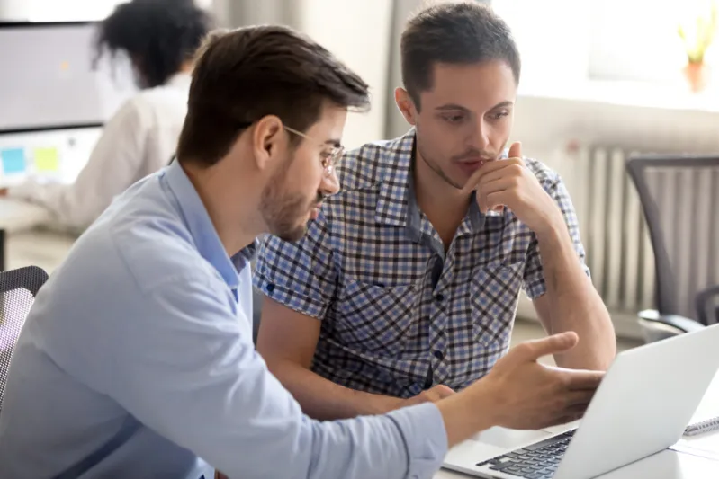 يؤثر على إنتاجيتك ويمنعك من التقدم.. كيف تتعامل مع زميلك الثرثار؟ يؤثر على إنتاجيتك ويمنعك من التقدم.. كيف تتعامل مع زميلك الثرثار؟