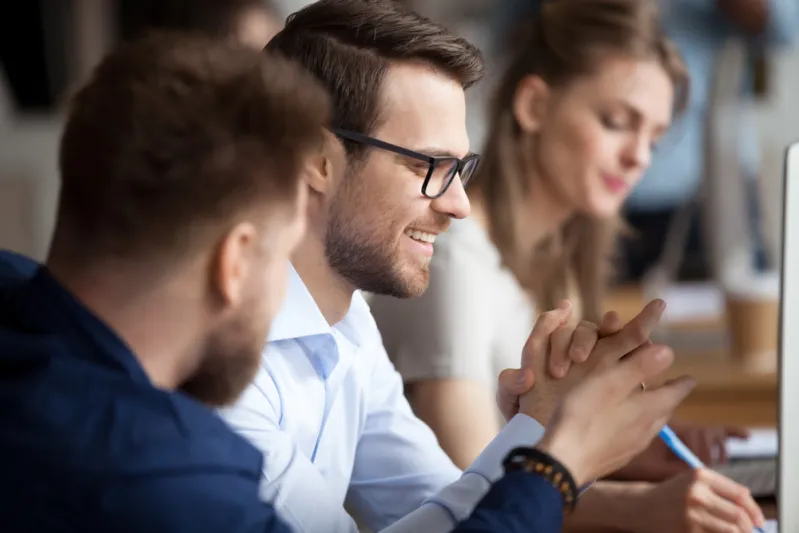 يؤثر على إنتاجيتك ويمنعك من التقدم.. كيف تتعامل مع زميلك الثرثار؟ يؤثر على إنتاجيتك ويمنعك من التقدم.. كيف تتعامل مع زميلك الثرثار؟