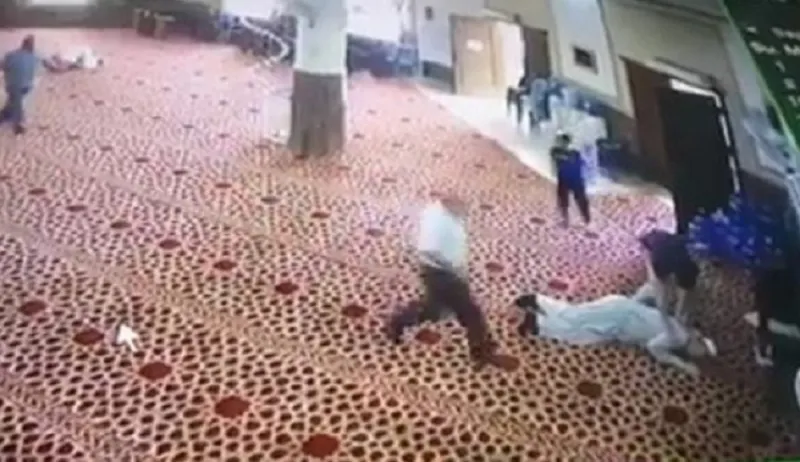 حسن الختام.. لحظة وفاة مؤذن داخل مسجد في الأردن (فيديو)