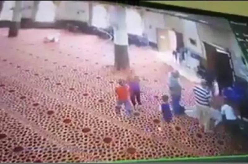 حسن الختام.. لحظة وفاة مؤذن داخل مسجد في الأردن (فيديو)