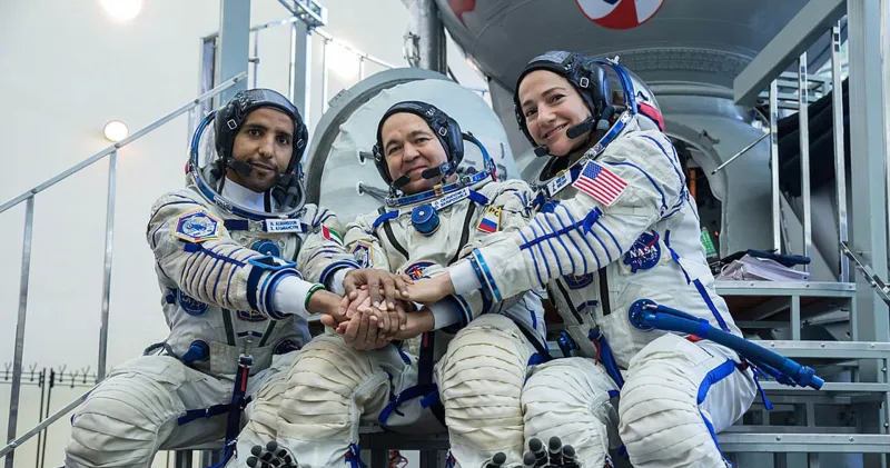 تضخَّم رأس وتغير حاسة الشم.. لماذا حدثت تغيرات جسدية لرائد الفضاء الإماراتي؟ 