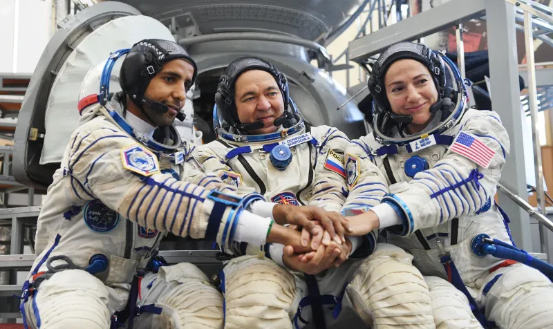 تضخَّم رأس وتغير حاسة الشم.. لماذا حدثت تغيرات جسدية لرائد الفضاء الإماراتي؟ 