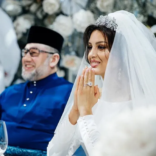 كم طلبت ملكة جمال موسكو تعويضًا عن الطلاق من ملك ماليزيا؟