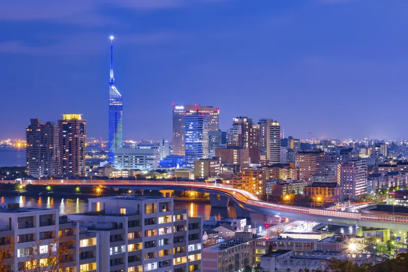 فوكوكا مدينة يابانية عصرية مشمسة ممتعة