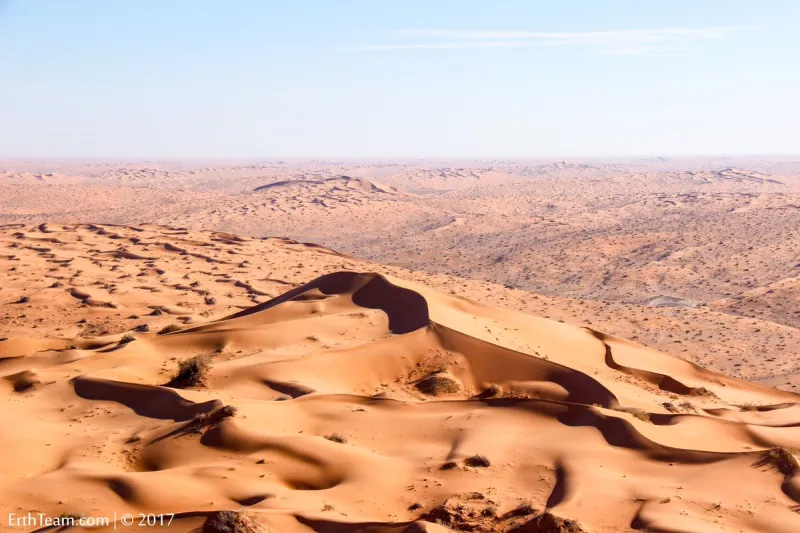ظاهرة غامضة عمرها 3 سنوات... دخان يخرج من باطن الأرض بصحراء حائل (فيديو)