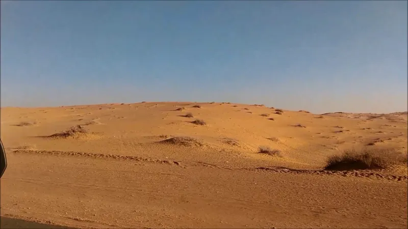 ظاهرة غامضة عمرها 3 سنوات... دخان يخرج من باطن الأرض بصحراء حائل (فيديو)