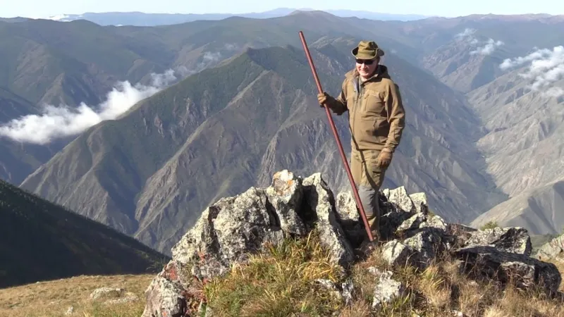 شاهد| بوتين يجمع الفطر ليلة عيد ميلاده في  غابات سيبيريا (فيديو)