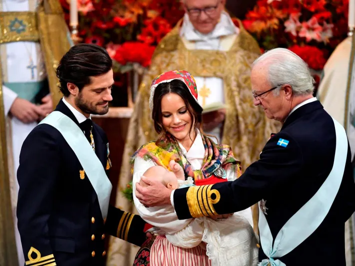 ملك السويد يجرّد أحفاده من ألقابهم الملكية.. ما السبب؟ (صور)