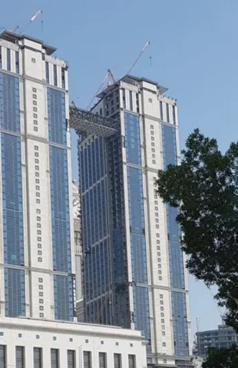 مكة تحتضن أعلى مصلى معلّق في العالم بإطلالة مباشرة على الكعبة 