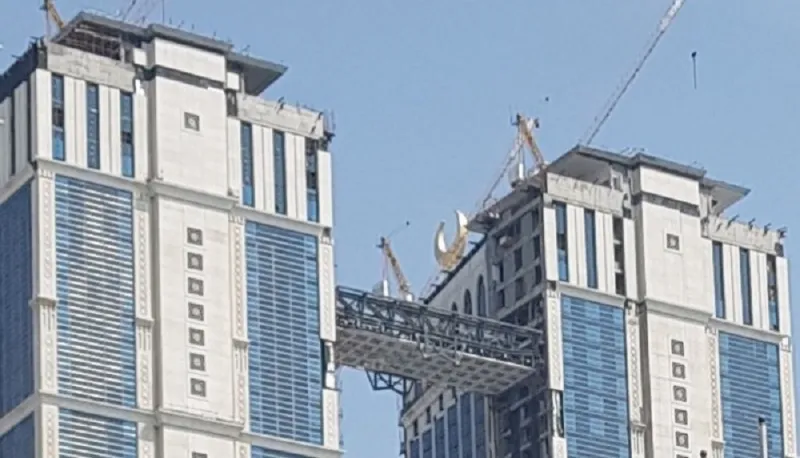 مكة تحتضن أعلى مصلى معلّق في العالم بإطلالة مباشرة على الكعبة 