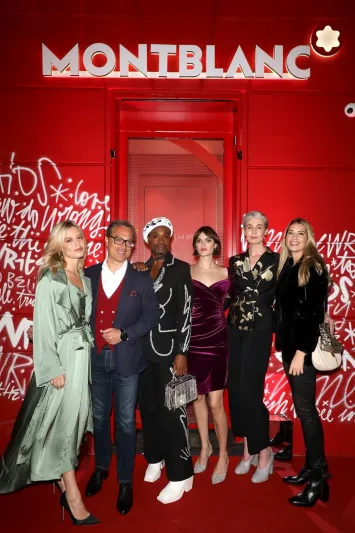 "مون بلان" تلون باريس بالأحمر لإطلاق أحدث تشكيلة لها دعماً لجهود مكافحة الإيدز