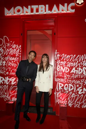 "مون بلان" تلون باريس بالأحمر لإطلاق أحدث تشكيلة لها دعماً لجهود مكافحة الإيدز