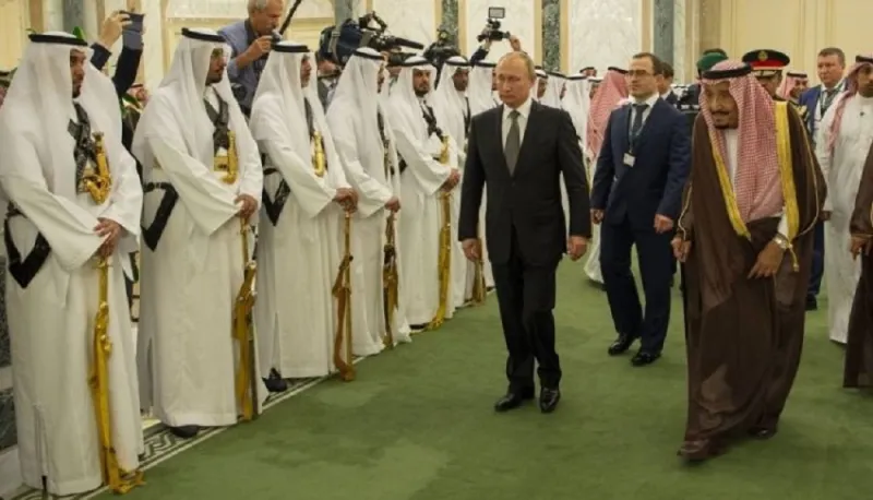 من هم "الخويا" الذين جذبوا أنظار الرئيس الروسي بزيهم التقليدي؟ (صور)