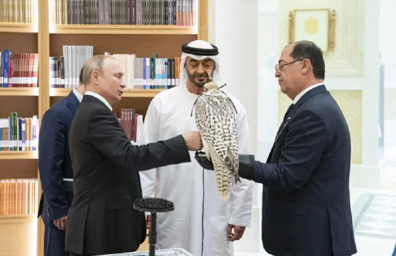 هدايا متبادلة بين ولي عهد أبو ظبي وبوتين