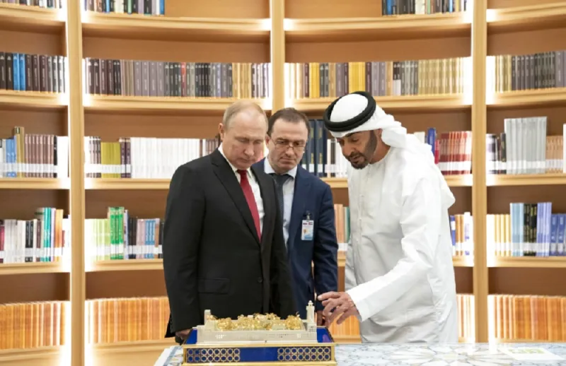 هدايا متبادلة بين ولي عهد أبو ظبي وبوتين