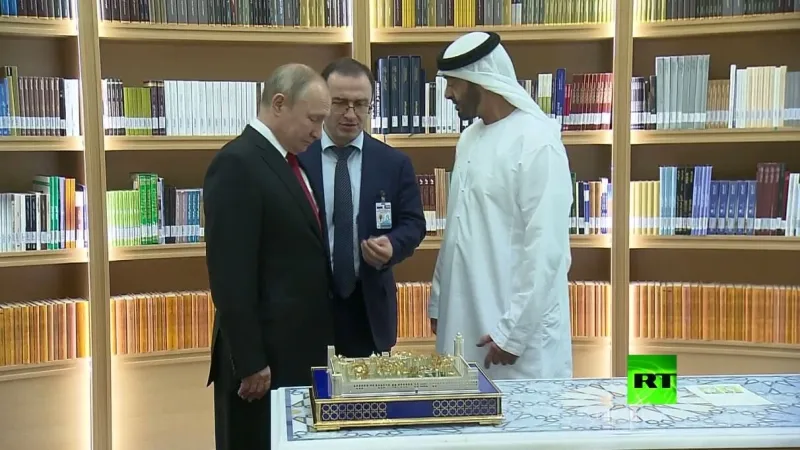 هدايا متبادلة بين ولي عهد أبو ظبي وبوتين