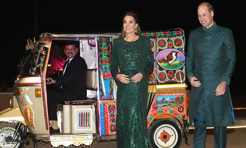 بالزي الباكستاني.. الأمير ويليام وكيت ميدلتون يستقلان "توك توك" (صور)