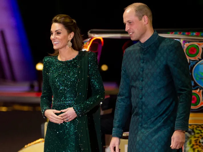 بالزي الباكستاني.. الأمير ويليام وكيت ميدلتون يستقلان "توك توك" (صور)