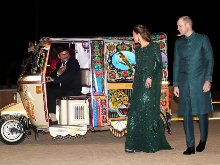 بالزي الباكستاني.. الأمير ويليام وكيت ميدلتون يستقلان "توك توك" (صور)