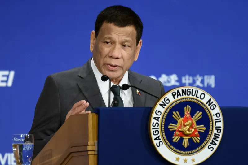 رئيس الفلبين يتعرض للسقوط من دراجته النارية .. وهذه تفاصيل إصابته (فيديو)