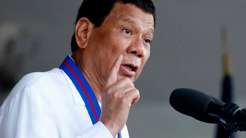 رئيس الفلبين يتعرض للسقوط من دراجته النارية .. وهذه تفاصيل إصابته (فيديو)