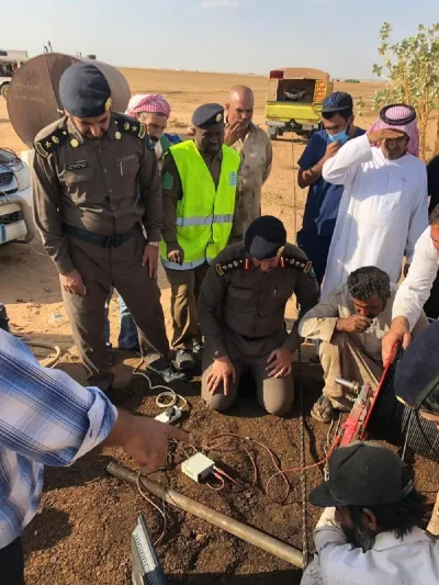مهمة إنقاذ ناجحة.. الدفاع المدني ينتشل شخصا سقط في بئر بوادي الدواسر (فيديو)